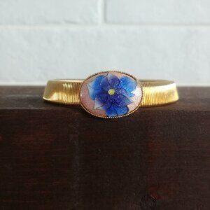 Vintage gold coil spring stretch bracelet with blue flower